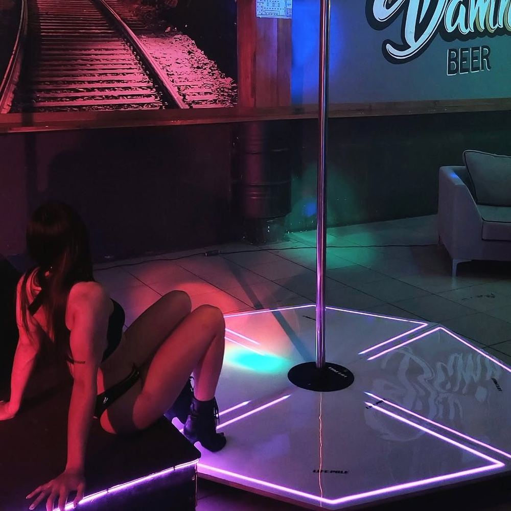 Plataforma de pole con iluminación