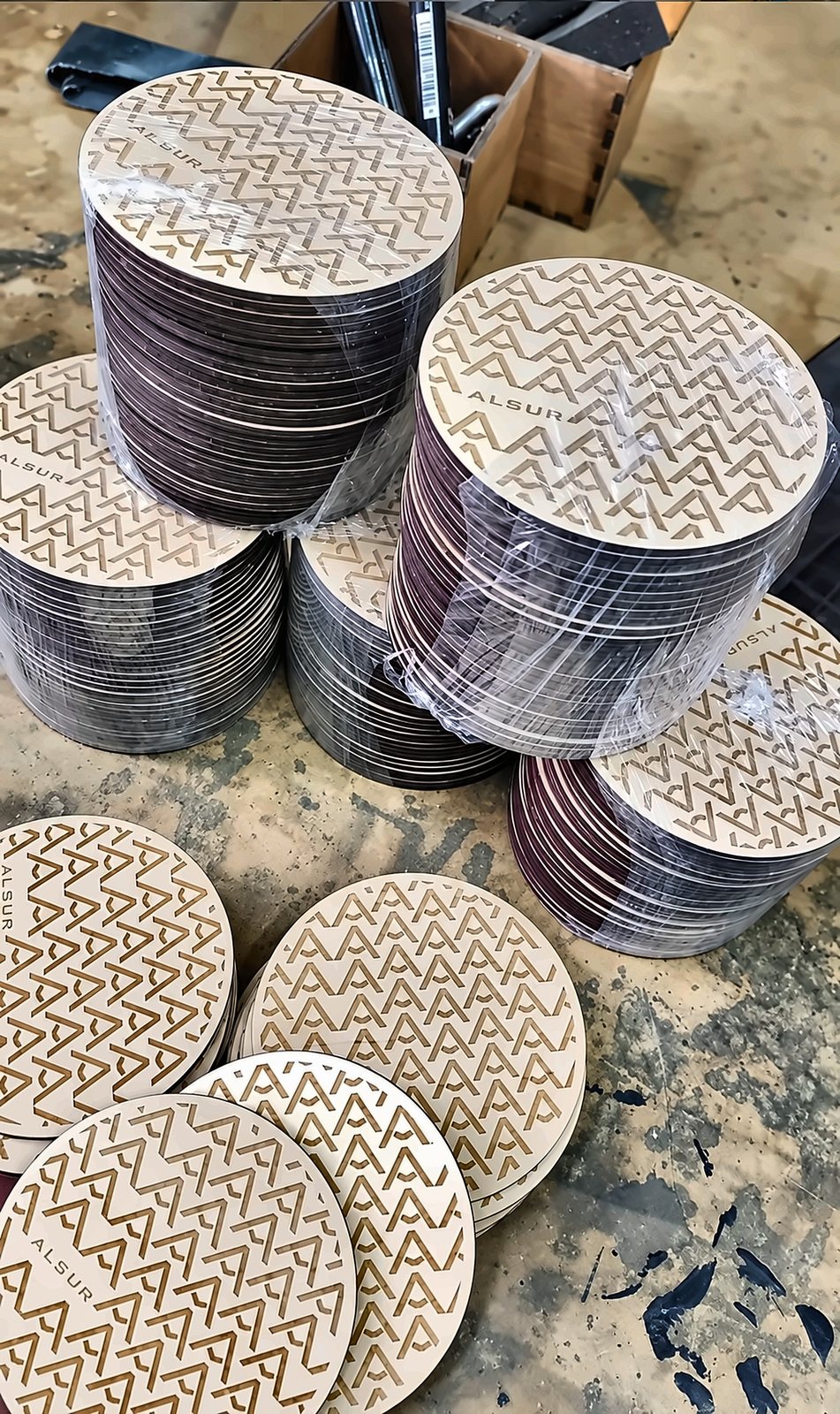 Tirada de posavasos grabados, embalada para despacho.