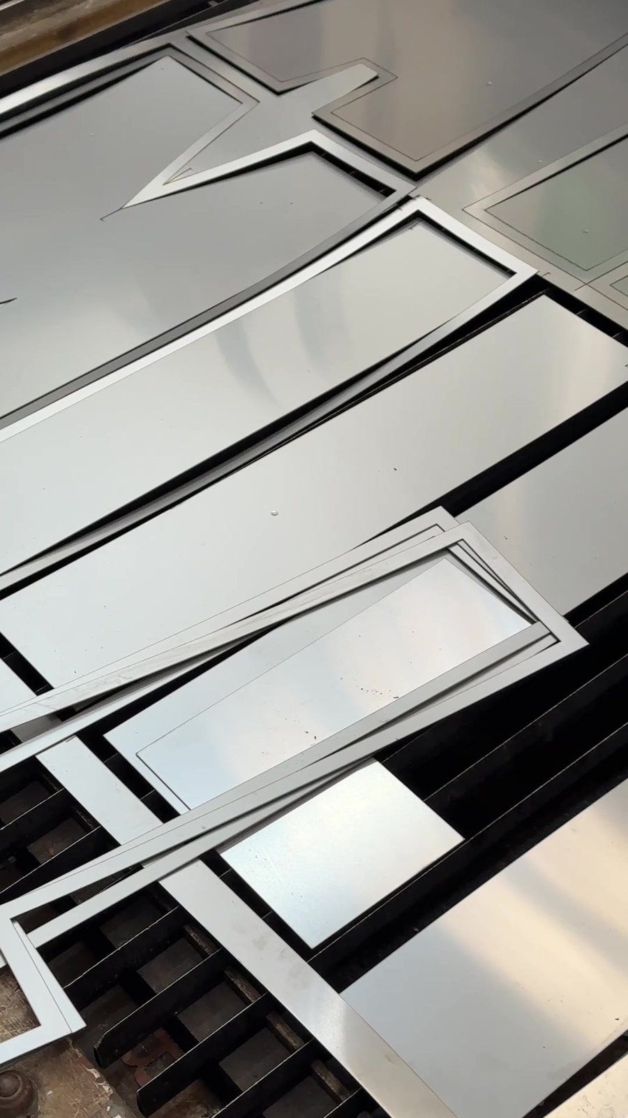Recortes de inox sobre la mesa.