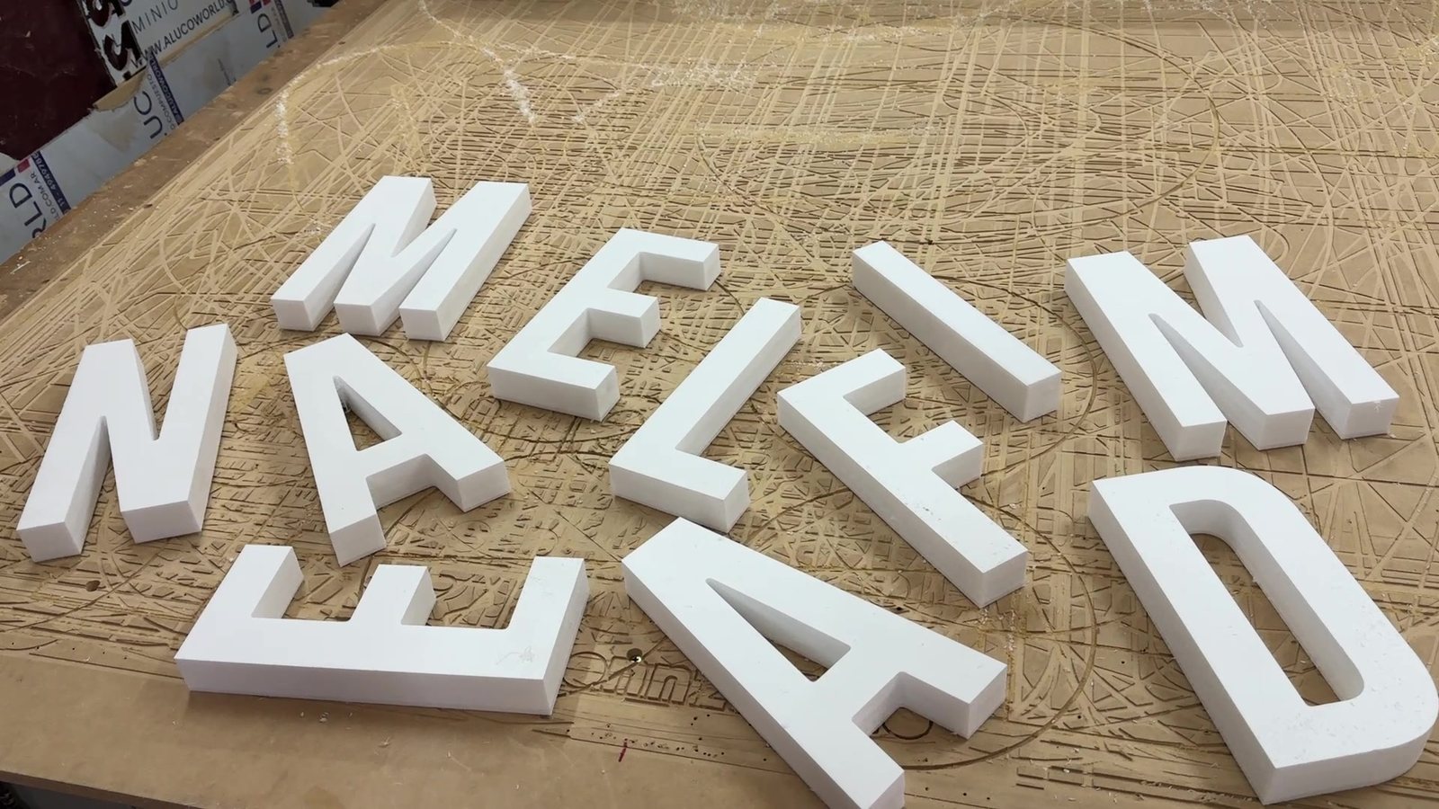 Letras cortadas en router, listas para armar.